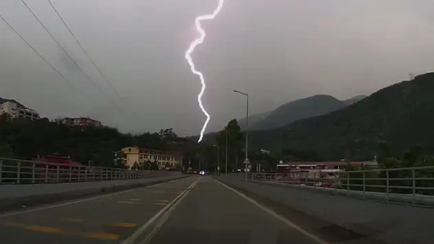 Artvin'de yıldırım düşme anı araç kamerasına yansıdı