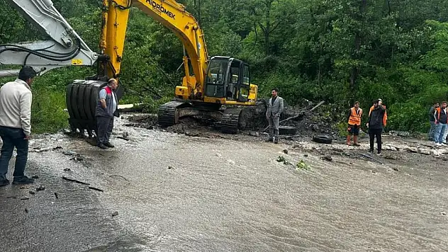 Ordu Aybastı'da sağanak etkili oldu, dere taştı