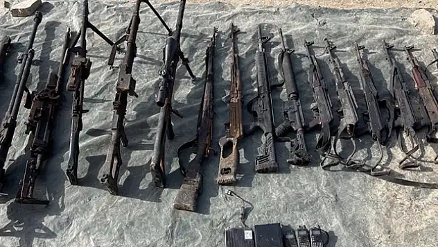 Teröristlerin teslim olduğu mağarada çok sayıda silah ve mühimmat ele geçirildi