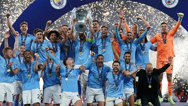 Şampiyonlar Ligi Kupası İstanbul'da İlkay Gündoğan'ın ellerinde yükseldi