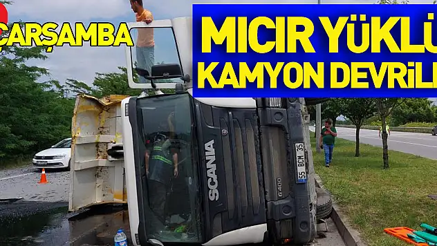 Devrilen mıcır yüklü kamyonun sürücüsünü itfaiye camı kırarak çıkarttı
