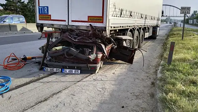 D-650'de feci kaza, tıra ok gibi saplandı: 1 ölü