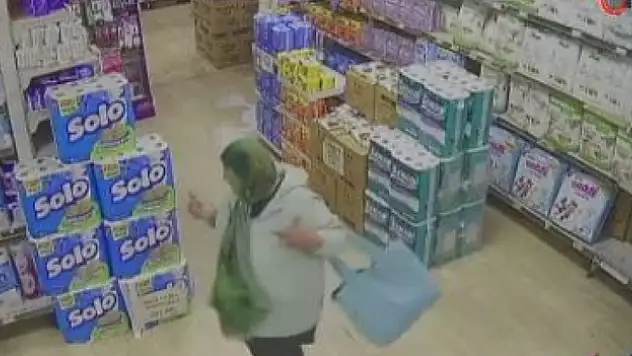 Onu görenler şaşkına döndü... Girdiği markette sevdiği şarkıyı duyan yaşlı kadın üstünü çıkarıp böyle bale yaptı