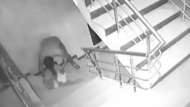 Seçerek çaldığı ayakkabıyı hırkasına sararak apartmandan çıkarttı