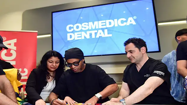 Dünyaca ünlü futbolcu Ronaldinho saç bakımı için İstanbul'a geldi