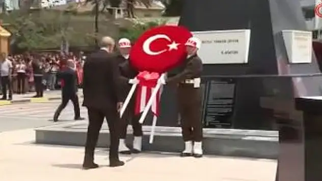 Cumhurbaşkanı Erdoğan, Lefkoşa'da Atatürk Anıtı'na çelenk bıraktı !