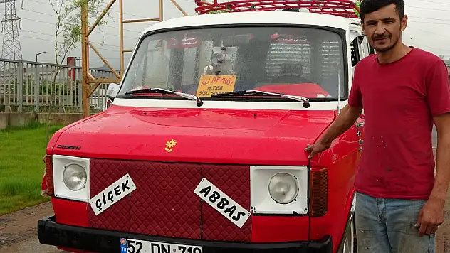 Hurda olarak aldığı minibüsü, hayranı olduğu 'Çiçek Abbas' minibüsüne çevirdi