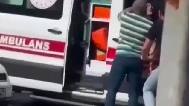 Tuzla'da yol vermeyip ambulansı durdurdu, 'hasta mı var' diye sordu