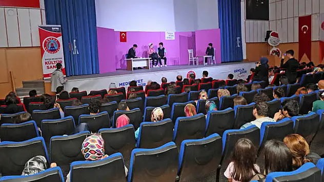 Bafra'da lise öğrencilerinin oynadığı 'Türkçem Eyvah' tiyatro oyunu sahnelendi