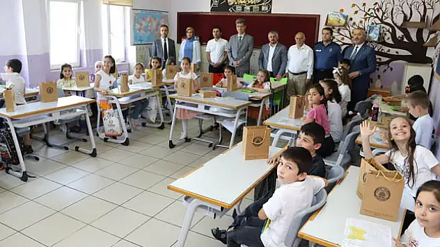 19 Mayıs'ta öğrencilere karneleri verildi