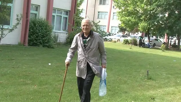 Elinde bastonuyla üniversite sınavına girdi