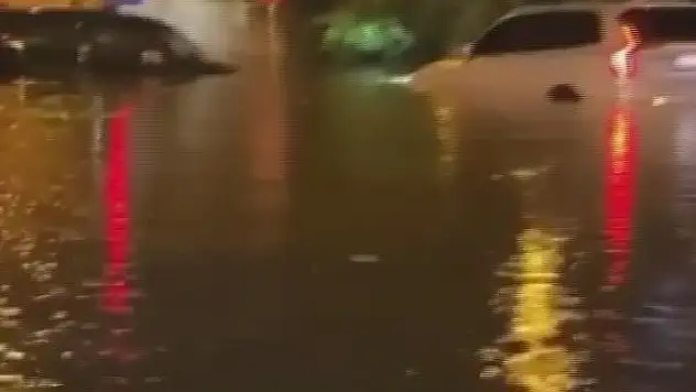 İzmir'i sel vurdu: Araçlar suya gömüldü, yol trafiğe kapatıldı