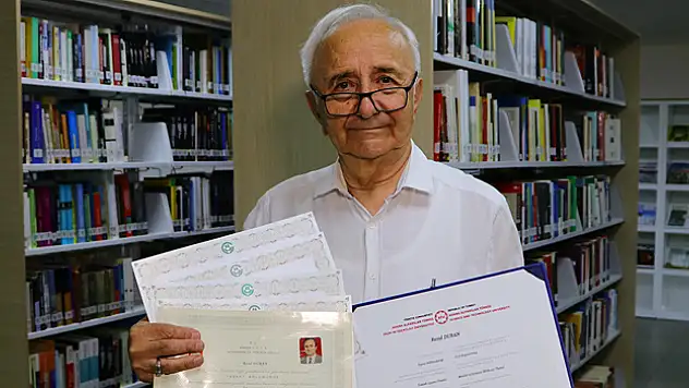 'Okumak mutlu ediyor' dedi, 73 yaşında 7'nci yüksek lisansına geçti