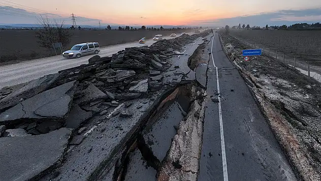 4 metreyi bulan kırılmanın olduğu yolda yenileme çalışmaları başladı