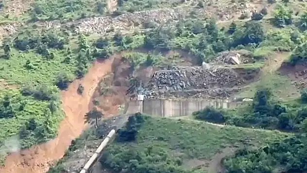 Bolu'da sağanak hayatı felç etti: Heyelan anı kamerada