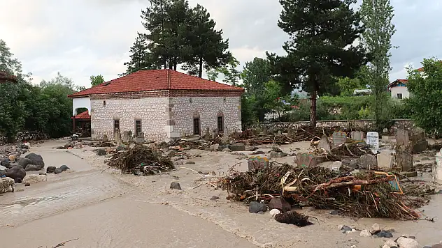 Samsun'un Havza ilçesinde sağanak taşkın ve su baskınına neden oldu