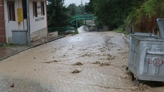 Samsun'da sağanak taşkın ve su baskınlarına neden oldu