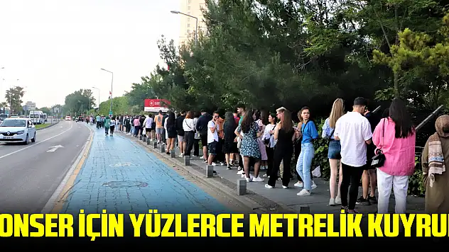 Konser için yüzlerce metrelik kuyruk