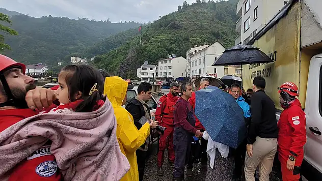 Giresun'un Duroğlu Beldesi'nde evlerin mahsur kalan vatandaşlar tek tek kurtarılıyor