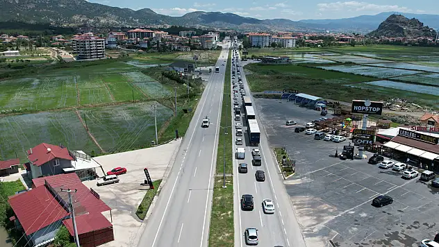 D100 kara yolunun Çorum'un Osmancık ilçesindeki bölümlerinde bayram yoğunluğu