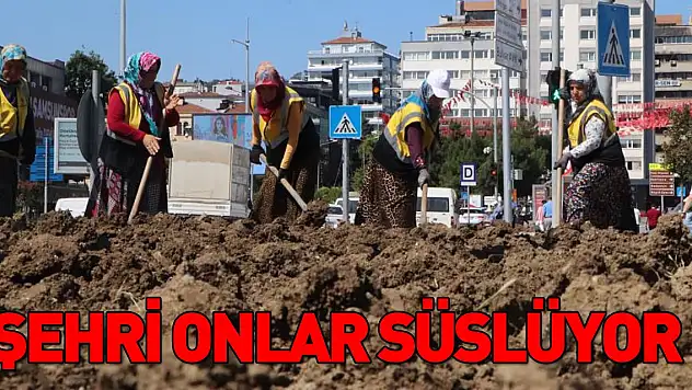 Kadınların yakıcı güneş altında ekmek mücadelesi: Şehri onlar süslüyor