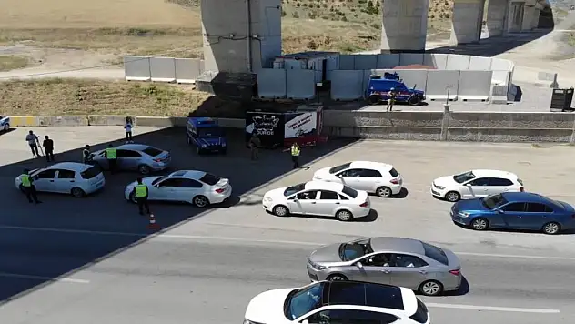 Bayram tatili için yollara akın ettiler: 43 ilin geçiş güzergahında trafik yoğunlaştı