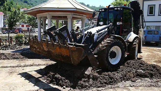 Heyelan altında kalan kişiyi arama çalışmaları sürüyor