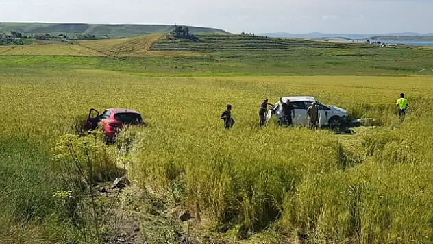 Çarpışan otomobiller tarlaya uçtu: 5 yaralı