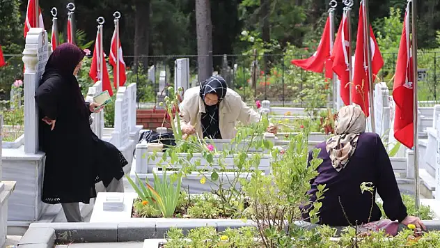 Arife günü şehitlikte hüzün