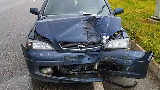 Bayram ziyaretine giden polis ve ailesi kazada yaralandı