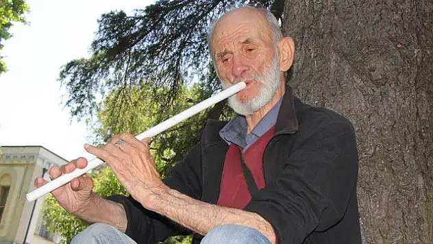 Kesik parmaklarıyla süpürge sapından yaptığı neyi çalıyor