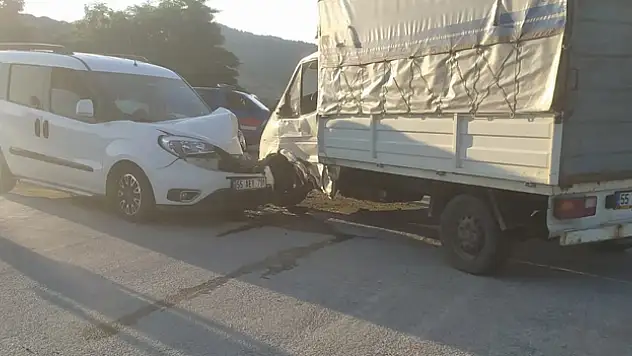 Samsun'da kamyonet ile hafif ticari araç çarpıştı, 3 kişi yaralandı