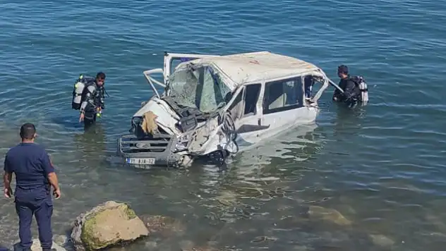 Minibüs Van Gölü'ne uçtu: 11 yaralı
