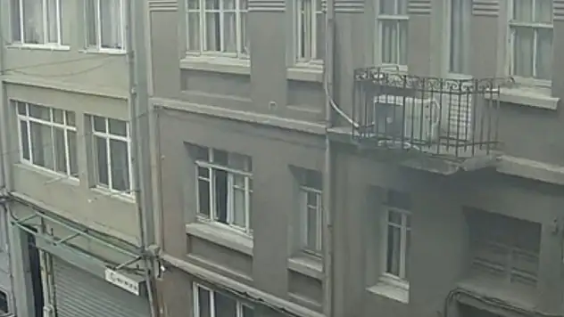 örümcek adam' gibi hırsız kameraya yansıdı