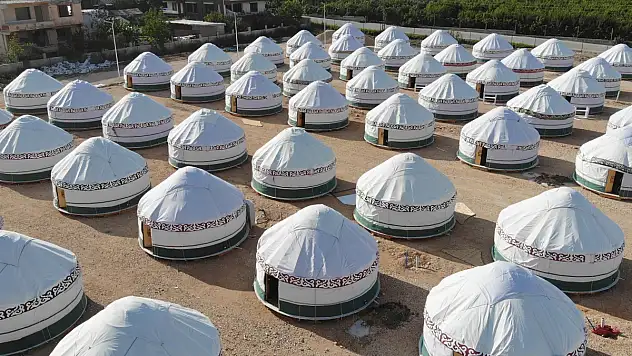 Görünümleriyle dikkat çeken Kırgız çadırları, depremzedelere sıcak yuva olacak