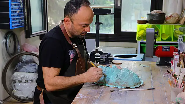 Depremi yansıtan moloz parçalı heykel, doktora ödül kazandırdı