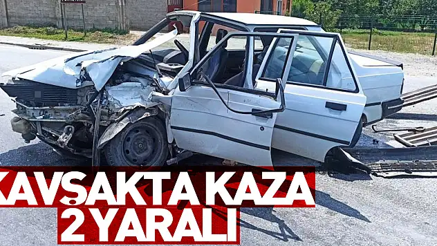 Kavşakta kaza: 2 yaralı