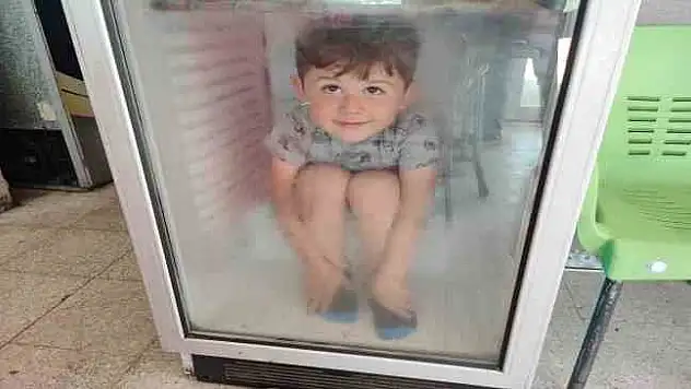 Sıcaktan bunalan çocuk buzdolabında serinledi