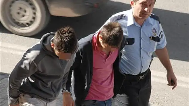 CAM KIRIP KUYUMCU SOYAN ŞAHISLAR POLİSTEN KAÇAMADI