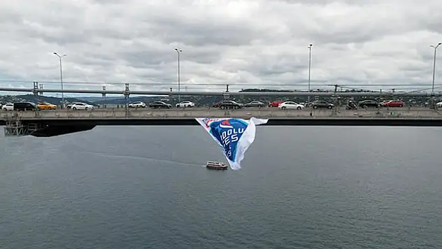 Anadolu Efes'in şampiyonluk bayrakları İstanbul Boğazı'ndaki köprülere asıldı