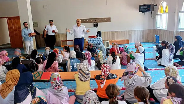 Çocuklar Kur'an-ı Kerim öğreniyor