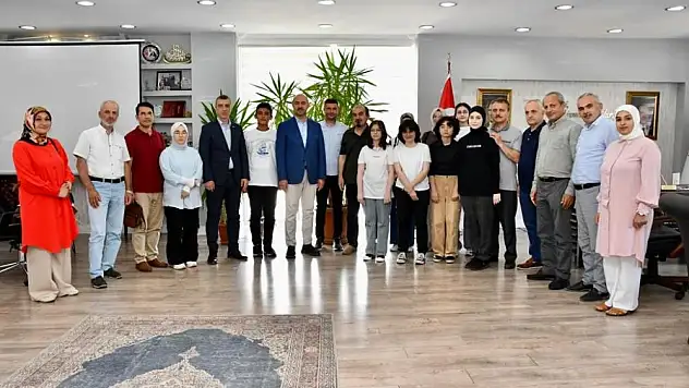 Başkan Kılıç'tan LGS'de derece yapan öğrencilere ödül