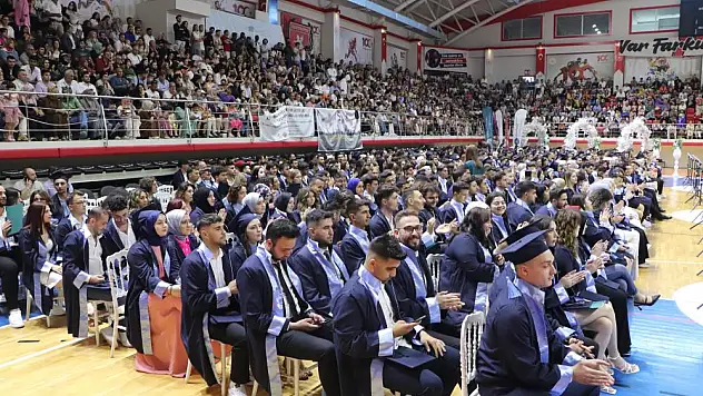 352 öğrencinin mezuniyet heyecanı