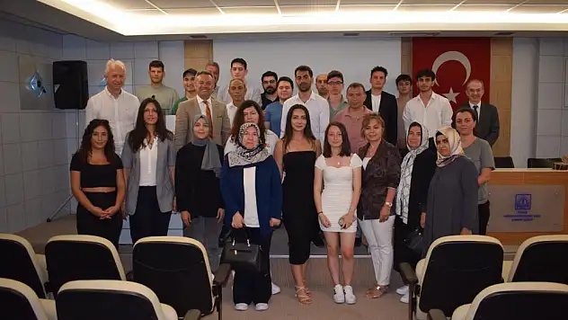 Derece ile mezun olan öğrencilere kutlama