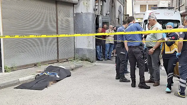 Dördüncü kattan düşen kadın hayatını kaybetti