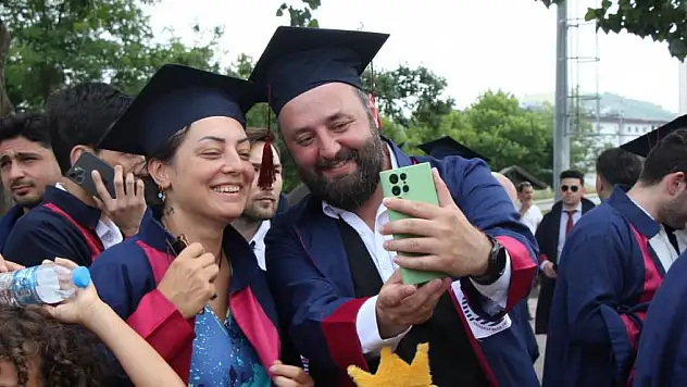 Abla-kardeş aynı fakülteden birlikte mezun oldu