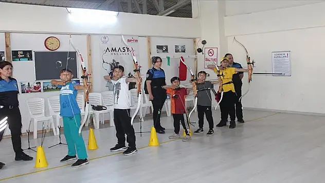 Amasyalı gençler, geleneksel Türk okçuluğunu öğreniyor