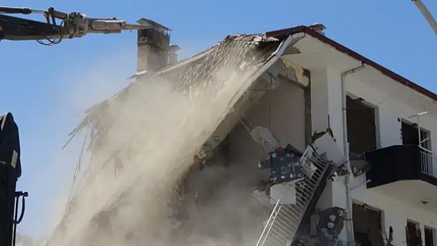 Malatya'da ağır hasarlı binaların yıkımı sürüyor!