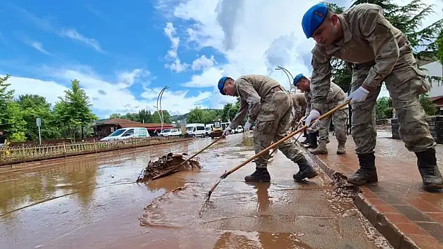 Komandolar selin vurduğu Bartın'da temizlik için kolları sıvadı