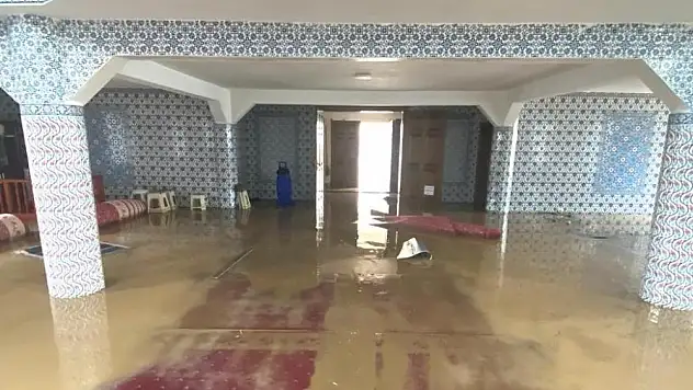 19 Mayıs'ta dere taştı, cami ve evleri su bastı